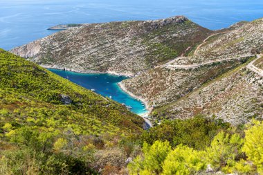 Yunanistan 'ın Zakynthos Adası kıyılarından güzel bir deniz manzarası. Porto Vromi Limanı 'nın Güzel Gölü.