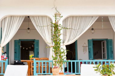 Alikanas, Zakynthos Adası, Yunanistan 28 Eylül 2017: Yunanistan 'ın Zakynthos Adası' ndaki Alikana plajındaki tipik yazlık evler.