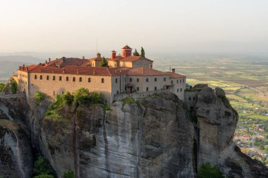 Agios Stefanos St. Stefan Manastırı 'nın Yunanistan' ın yüksek kayalıklarındaki panoramik manzarası