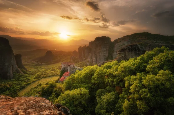 Monastère Meteora Grèce Superbe Paysage Panoramique Printanier Coucher Soleil Vue — Photo