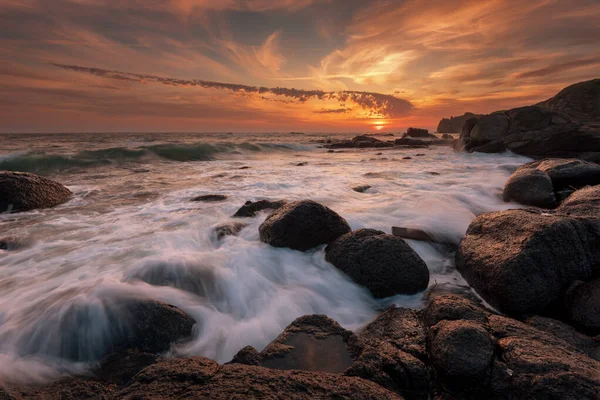 日出时的海景美丽的天然海景 黑海海岸的日出 四月初带着云彩和烈日的灿烂日出 — 图库照片