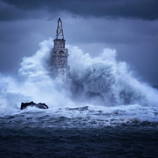 Grande Onda Contro Vecchio Faro Nel Porto Ahtopol Mar Nero — Foto Stock