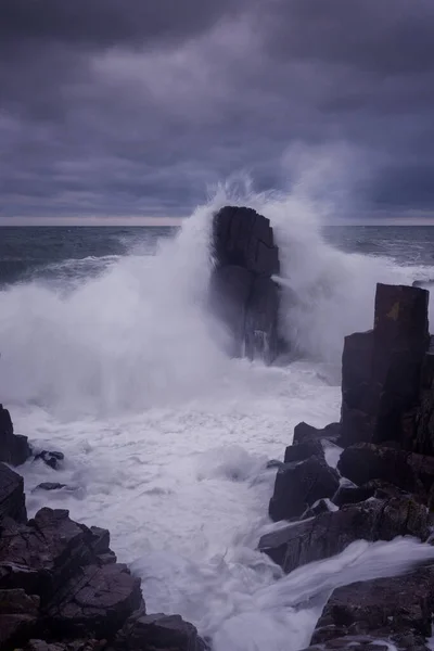 戏剧性的自然背景 汹涌的大海中的巨浪和黑暗的岩石 暴风雨的天气 戏剧化的场面相反的颜色 美丽的自然景观 保加利亚索佐波尔Palikari的Seascape — 图库照片