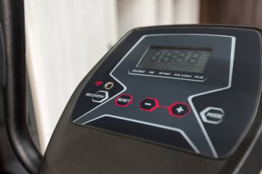 Dijital ekran kontrol bisiklet ekipmanlarını iç spor salonunu ve modern fitness salonunu kapatın. Seçici odak
