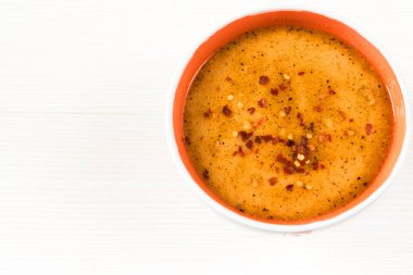 Doğu ve Güney Avrupa 'da geleneksel ve çok popüler olan beyaz rustik ahşap arka plandaki sığır işkembesi çorbasının yakın görüntüsü. / iskembe, kelle, paca corbasi. Üst görünüm.