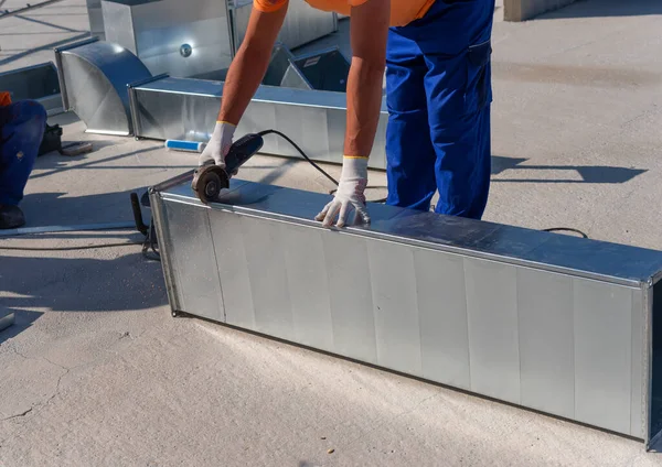 Hvac Technician Working Roof New Industrial Building Close View Young — Stock Photo, Image