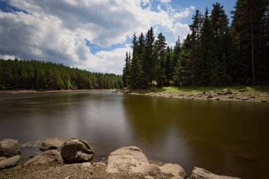 Bulgaristan 'ın Shiroka Polyana Barajı' ndaki muhteşem günlük manzara