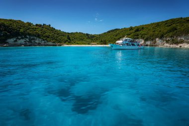 Popüler yaz mevsiminde cennet kumlu plajlar - turkuaz berrak deniz, İyon, Yunanistan