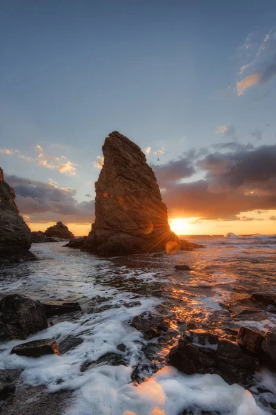 Güneş doğarken deniz manzarası. Güzel doğal deniz manzarası. Karadeniz kıyısında deniz doğuyor. Bulutlar ve ateş güneşiyle muhteşem bir gün doğumu. Rezovo, Bulgaristan