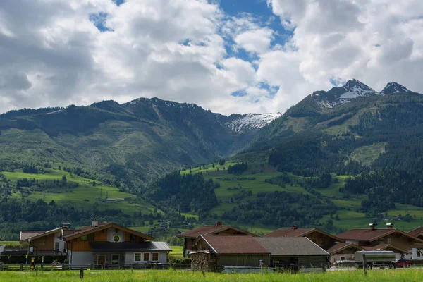 Idyllisch Landschap Alpen Lente Met Traditionele Berghut Frisse Groene Bergweiden — Stockfoto