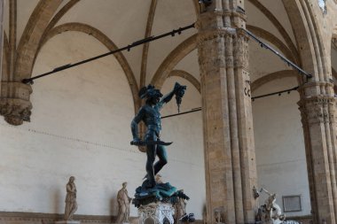 Perseus 'un Benvenuto Cellini heykeli Medusa' nın başını Floransa, İtalya 'da tutuyor.
