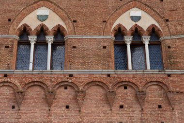 Siena, İtalya ve Avrupa 'daki Piazza del Campo' daki Palazzo Pubblico 'nun mimari detayları.
