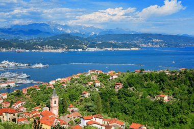 La Spezia şehrinin limanının inanılmaz bahar manzarası. Akdeniz, Liguria, İtalya, Avrupa 'nın güneşli sabah manzarası. Muhteşem Akdeniz manzarası.
