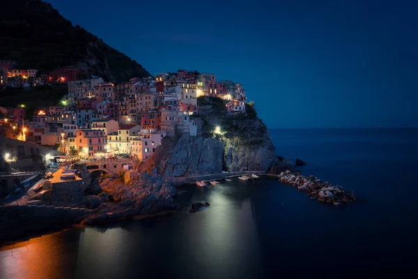 Manarola köyünün muhteşem gece manzarası. Manarola, Cinque Terre 'deki beş ünlü köyden biridir. Liguria, İtalya, Avrupa