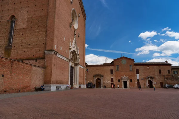 SIENA, İtalya 25 Mayıs 2017 San Francesco 'nun görkemli ortaçağ kilisesi Bazilikası