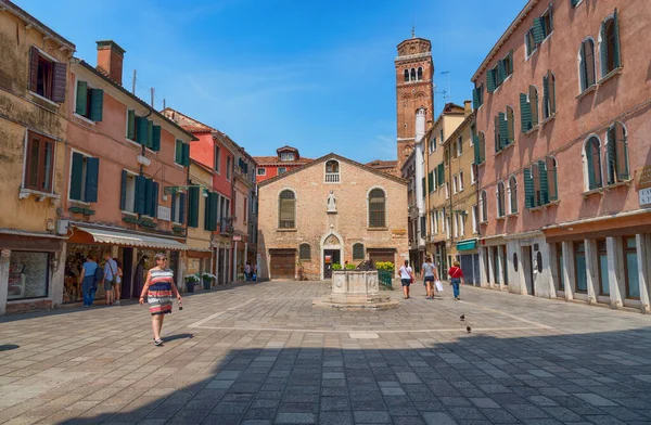 Venedik, İtalya 23 Mayıs 2017: Güneşli bir yaz gününde eski evleri olan güzel Venedik caddesi.