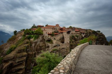 Büyük Meteoron Manastırı. Güzel manzara, Meteora, Doğu Ortodoks Kilisesi, Pindos, Teselya, Yunanistan, Avrupa 'daki devasa taş sütunun tepesine antik Yunan binası
