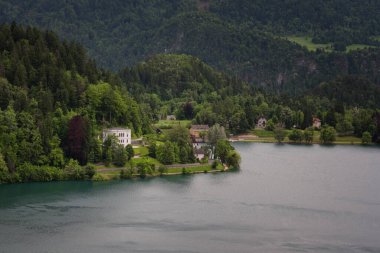 Bled Lake, sahil dağı, güneşli havada Alp köyü, Slovenya, Avrupa.