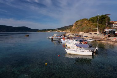 Agios Sostis, Zakynthos Adası, Yunanistan, 24 Eylül 2017: Lagana Limanında tekneler bulutlu bir yaz gününde.