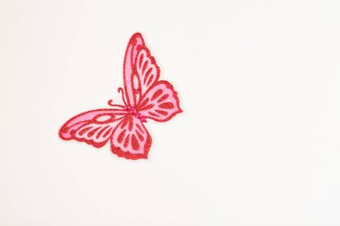 Beyaz arka planda kırmızı kelebek. Duvar kağıdı, desen, doku.