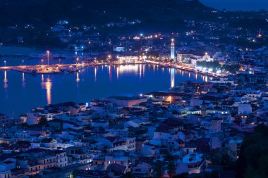 Zakynthos (Zante) kasabasının gece görüşü. Yunanistan 'ın güzel şehir manzarası. Seyahat konsepti arka planı.