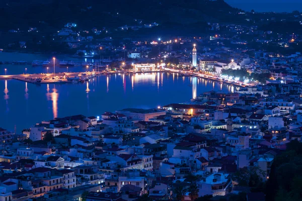 Zakynthos (Zante) kasabasının gece görüşü. Yunanistan 'ın güzel şehir manzarası. Seyahat konsepti arka planı.