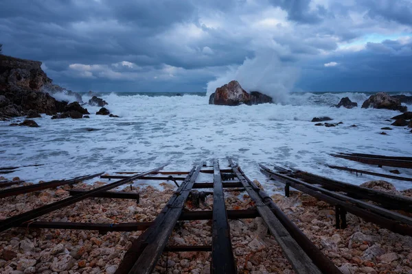 戏剧性的自然背景 汹涌的大海中的巨浪和黑暗的岩石 暴风雨的天气 戏剧化的场面美丽的自然景观 保加利亚蒂柳诺沃的海景 — 图库照片