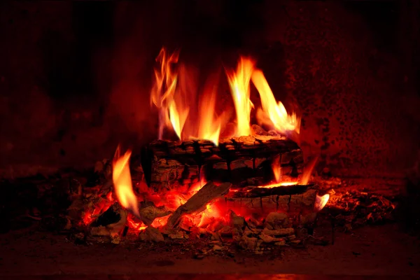 Şöminenin içinde alev.