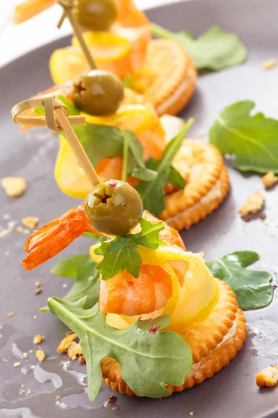 Canapes with prawns. — Stock Photo, Image