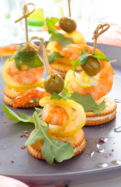 Canapes mit Garnelen. — Stockfoto