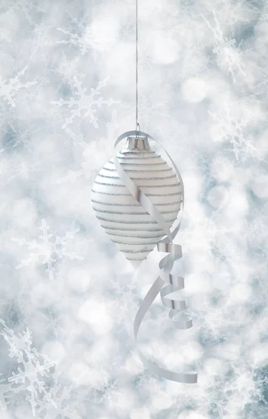 Witte kerstballen. — Stockfoto