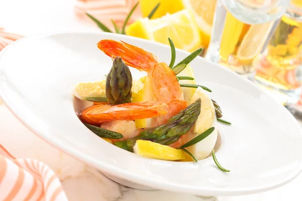 Ensalada con gambas . — Foto de Stock