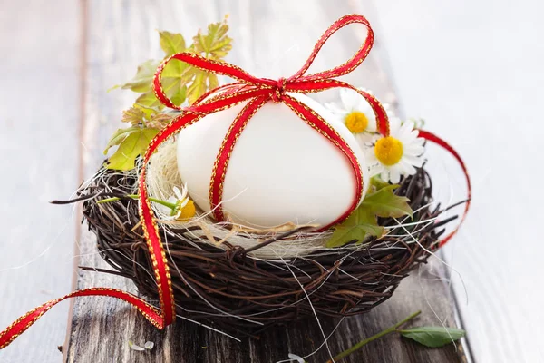 Easter egg in nest. — Stock Photo, Image