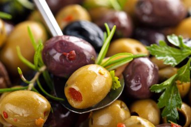 Otlar ile Marine zeytin.