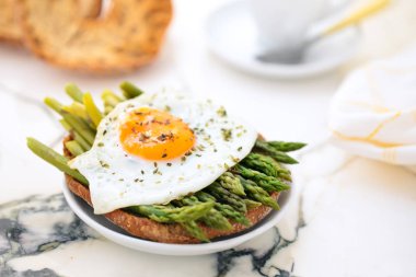 Kuşkonmaz ile Akdeniz snack.
