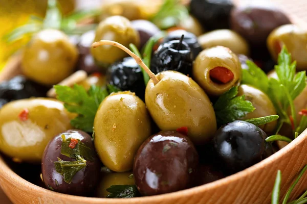 Aceitunas marinadas con hierbas . — Foto de Stock