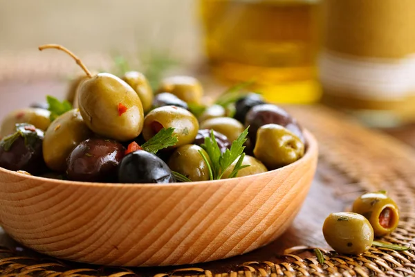 Marinované olivy s bylinkami. — Stock fotografie