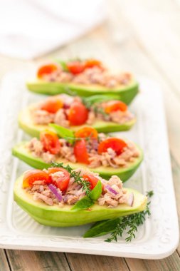 Doldurulmuş avokado tepsisindeki.