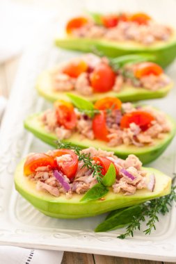 Doldurulmuş avokado tepsisindeki.