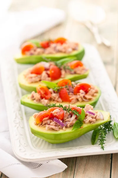 Aguacate relleno en bandeja . —  Fotos de Stock