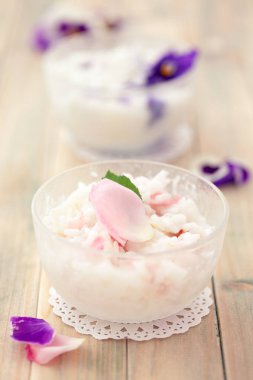 Risotto ile yenilebilir çiçekler.