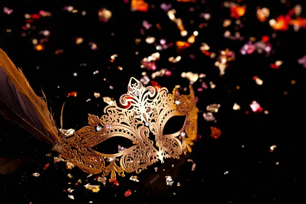 Maschera carnevale d'oro . — Foto Stock