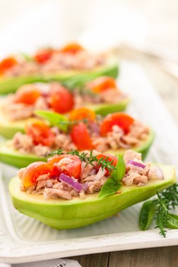 Doldurulmuş avokado tepsisindeki.