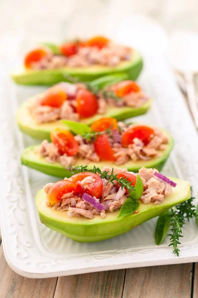 Gefüllte Avocado auf Tablett. — Stockfoto