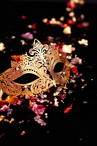 Gold carnival mask. — Stock Photo, Image