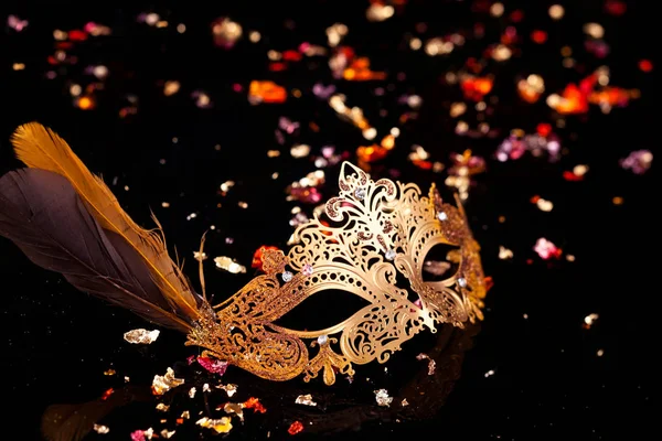 Maschera carnevale d'oro . — Foto Stock