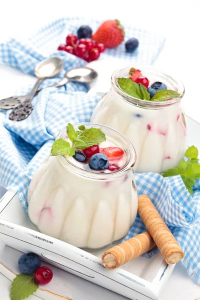 Yoghurt med bär. — Stockfoto