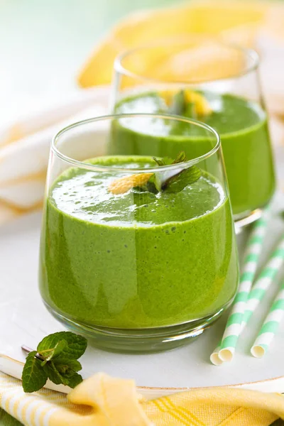 Batido de espinacas con menta . —  Fotos de Stock