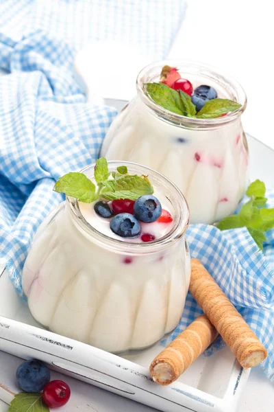 Yogur con bayas. — Foto de Stock