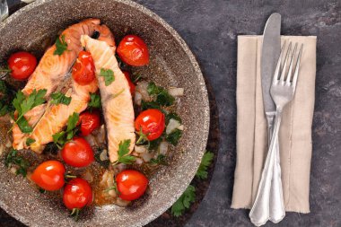  Sebzeli kızarmış somon..